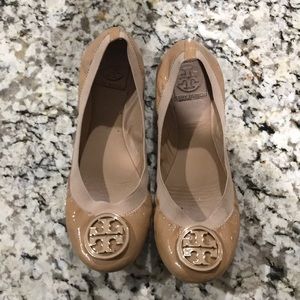 Tory burch nude patent ballet flats
